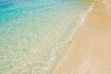 Cala biriola suların çekildiği kıyı