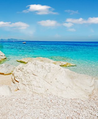 cala mariolu üzerinde bulutlar