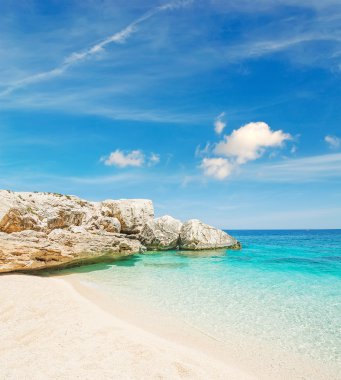 Cala mariolu kayaların altında bulutlar