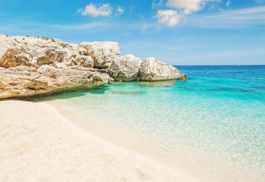 Cala mariolu kayaların altında bulutlar