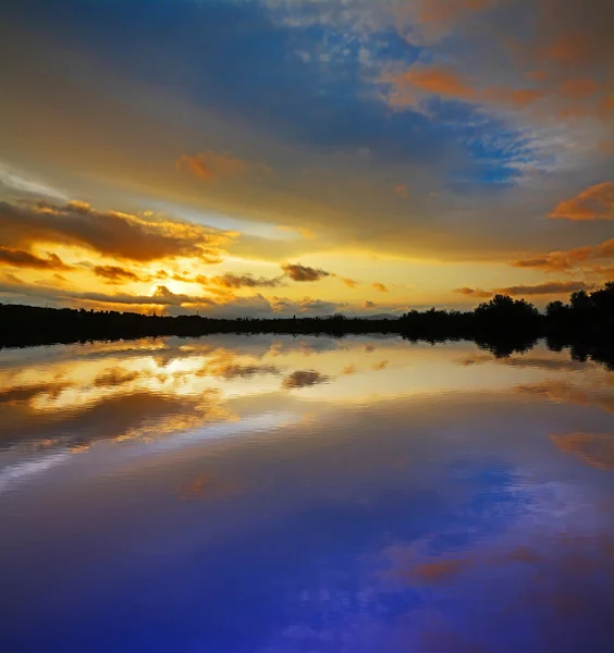 Lago ao pôr do sol — Fotografia de Stock