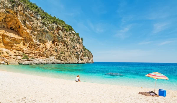 Κορίτσι στο cala biriola — Φωτογραφία Αρχείου