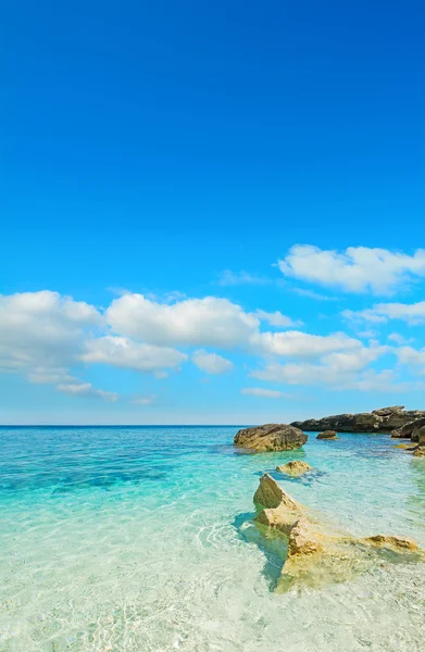 Turkoois water en blauwe hemel — Stockfoto