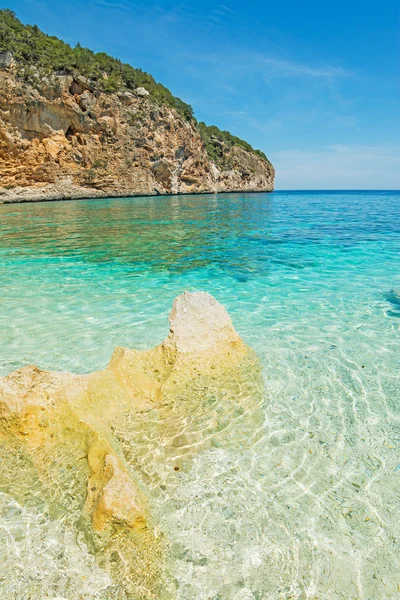 Yellow rocks in Cala Biriola — Stock Photo, Image