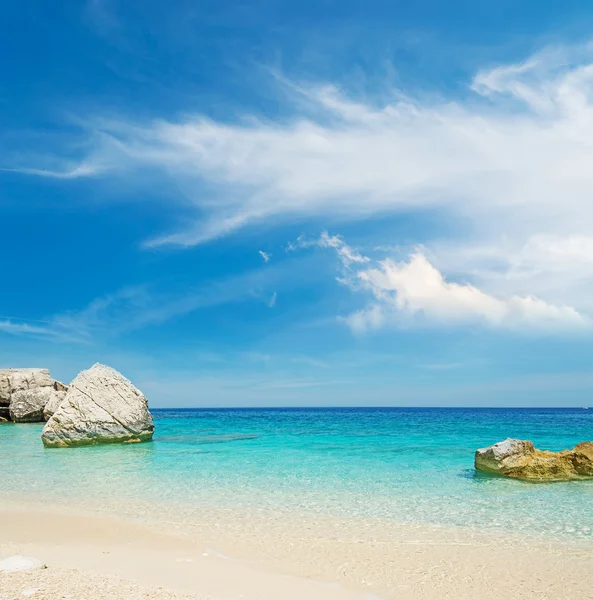 Cala mariolu üzerinde bulutlar — Stok fotoğraf