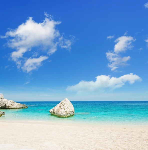 Rocas blancas y nubes — Foto de Stock