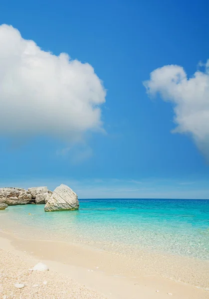 A cala Mariolu strandjait felhők — Stock Fotó