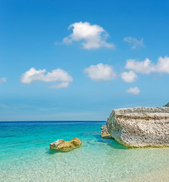 Chmury nad cala mariolu — Zdjęcie stockowe