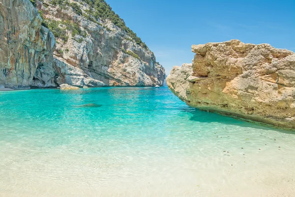 Cala Mariolu água limpa — Fotografia de Stock