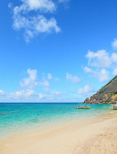 Cala mariolu linii brzegowej pod chmury — Zdjęcie stockowe