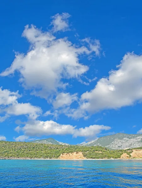 Wolken boven de kust van Cala Gonone — Stockfoto