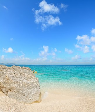 kayalar ve Cala Mariolu bulutlarda