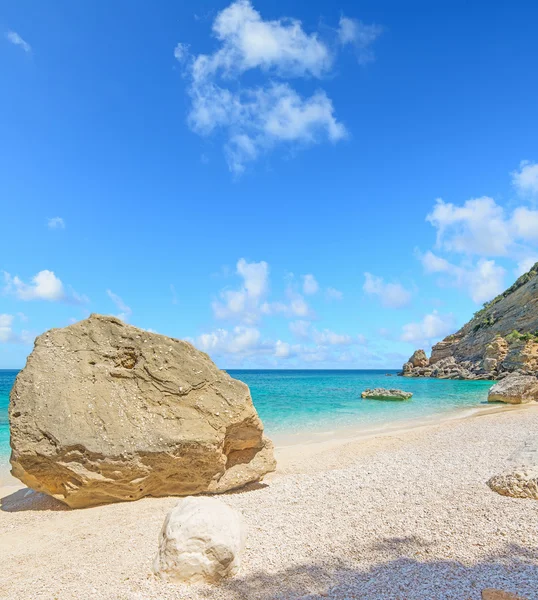 Roca bajo las nubes — Foto de Stock