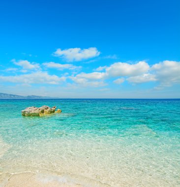 Cala Mariolu mavi gökyüzünde