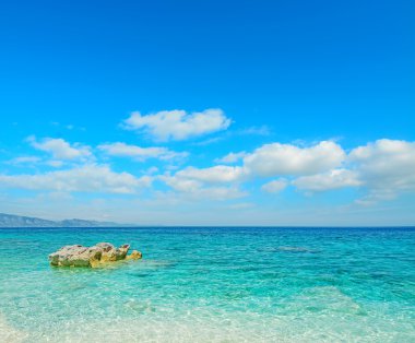 Cala Mariolu mavi gökyüzünde
