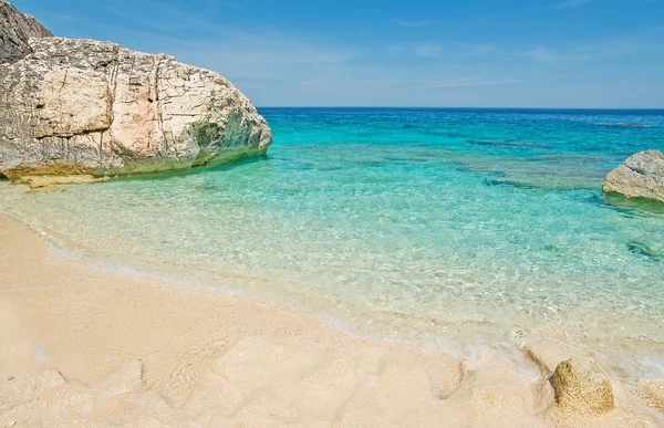 Witte stenen in cala mariolu — Zdjęcie stockowe