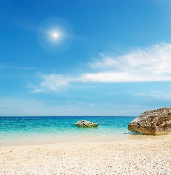 Steentjes, water en zon — Stockfoto