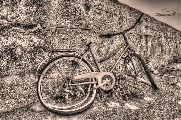 Старый велосипед в тоне сепиа — стоковое фото