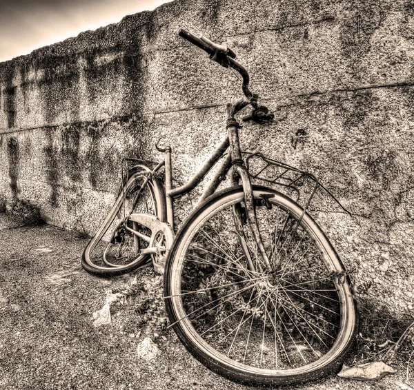 Kaputtes Fahrrad im Sepia-Ton — Stockfoto