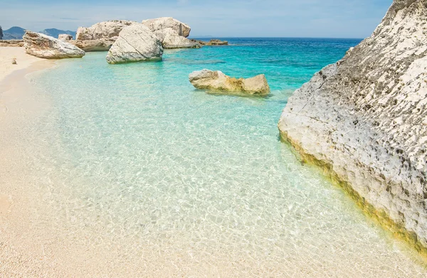 Rochas brancas em Cala Mariolu shore — Fotografia de Stock