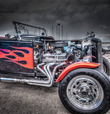 Alghero, İtalya - 08 Nisan 2018: Amerikan Motor Festivali 'nde kırmızı alevleri olan klasik Amerikan arabası