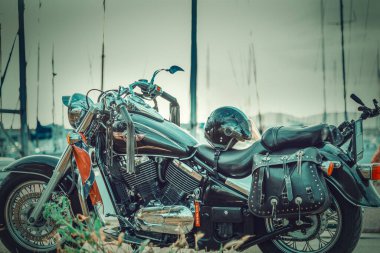 Alghero, ITA / Mart, 25 2017: Kawasaki Vn 800 Classic gün batımında limanda park edilmiştir.