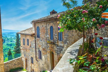 San Gimignano 'da mavi gökyüzünün altındaki kırsal binalar. Toskana, İtalya