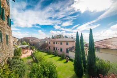 Güzel Montecatini Alta 'nın üzerinde bulutlar. Toskana, İtalya