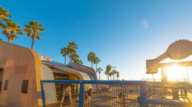 Venice Beach, ABD - 3 Kasım 2016: Dünyaca ünlü Muscle Beach üzerinde mavi gökyüzü gün batımında