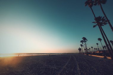Günbatımında gökyüzünün altında Newport Sahili. Kaliforniya, ABD