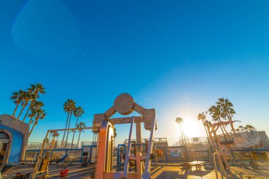 Venice Beach, ABD - 3 Kasım 2016: Dünyaca ünlü Muscle Beach gün batımında