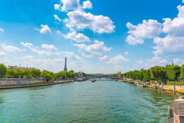 Paris, Fransa 'daki dünyaca ünlü Eyfel Kulesi üzerinde bulutlu bir gökyüzü