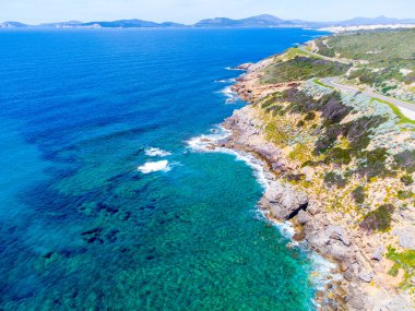 Güneşli bir günde Alghero 'nun güney kıyısının havadan görünüşü. Sardunya, İtalya