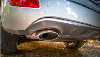 Park sensörlerini kapat ve modern bir SUV 'un krom egzozunu kapat.