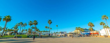 Venice Beach, ABD - 3 Kasım 2016: Venice Beach basketbol sahalarındaki insanlar