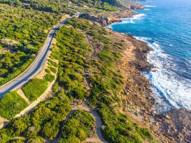 Gün batımında Alghero 'nun güney sahilinin havadan görüntüsü. Sardunya, İtalya