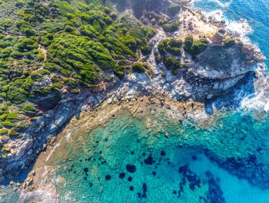 Güneşli bir günde Porto Ferro sahilindeki küçük bir körfezin havadan görünüşü. Sardunya, İtalya