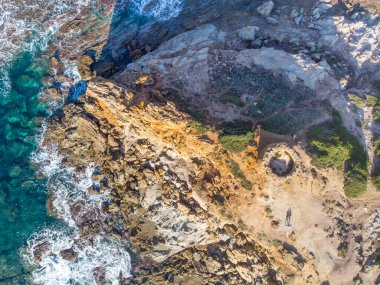 Güneşli bir günde yukarıdan görülen Porto Ferro kulesi. Sardunya, İtalya