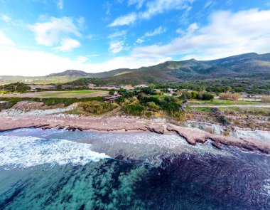 Alghero güney kıyısı denizden görünüyor. Sardunya, İtalya