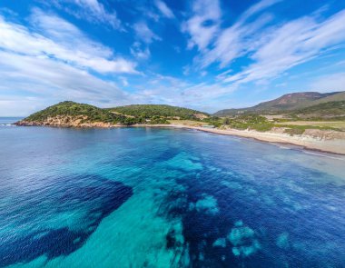 La Speranza sahilinde turkuaz deniz. Sardunya, İtalya