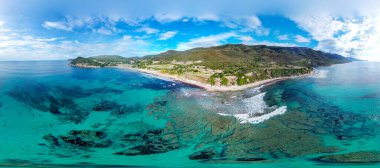 Bulutlu bir gökyüzünün altındaki La Speranza plajının hava manzarası. Sardunya, İtalya