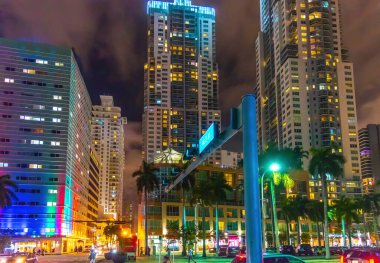 Miami şehir merkezinde renkli bir gece. Florida, ABD