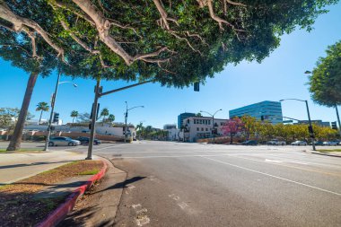 Beverly Hills 'teki dünyaca ünlü Rodeo Drive' ın kesiştiği yer. Kaliforniya, ABD