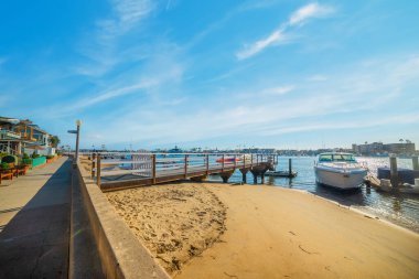 Balboa adası kıyısında bulutlu bir gökyüzü. Kaliforniya, ABD