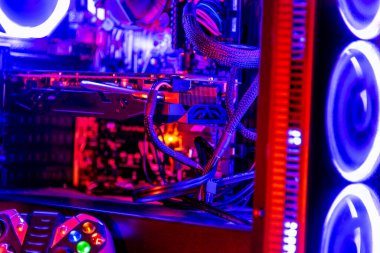 RGB ışıkları olan bir oyun denetleyicisini ve masaüstü bilgisayarını kapat