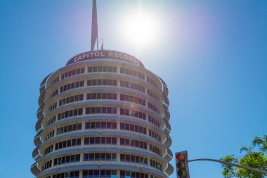 Los Angeles, ABD - Kasım 02, 2016: Capitol Records Hollywood 'da parlayan güneşin altındaki binalar