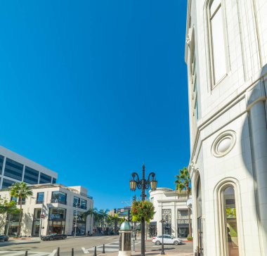 Beverly Hills 'te mavi gökyüzünün altında dünyaca ünlü Rodeo Drive. Kaliforniya, ABD