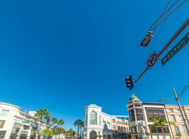 Los Angeles 'taki dünyaca ünlü Rodeo Drive üzerinde mavi gökyüzü. Kaliforniya, ABD