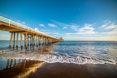 Günbatımında dünyaca ünlü Malibu Surfrider plajı. Kaliforniya, ABD
