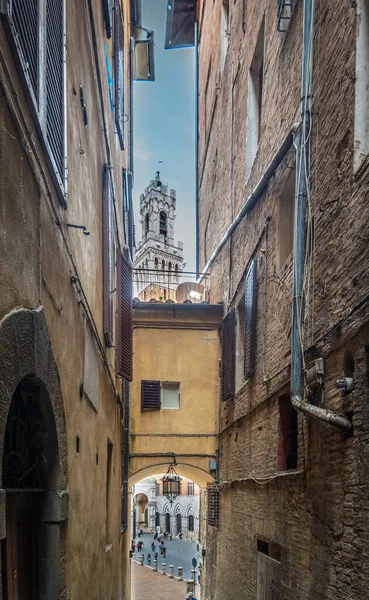 Ruelle Étroite Sienne Sous Ciel Bleu Avec Des Nuages Toscane — Photo